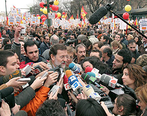 Rajoy ante los medios antes de comenzar la marcha. (Foto: EFE)