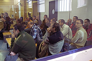 Los acusados, en el habit�culo blindado de la sala. (Foto: EFE)