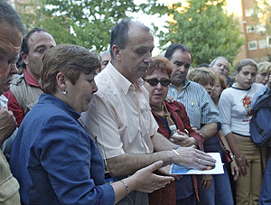 Los padres de 'Manu' depositan una foto en el lugar de los hechos, en 2005. (Carlos Barajas) Los padres de 'Manu' depositan una foto en el lugar de los hechos, en 2005. (Carlos Barajas)