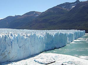 El deshielo de los glaciares y la sequía amenazan con dejar sin agua dulce a millones de personas. Imagen del glaciar Perito Moreno en la Patagonia argentina. (Foto: J. A. N.)