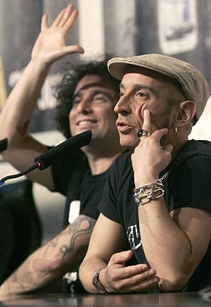 Los dos artistas hacen gestos durante la rueda de prensa. (Foto: EFE) Los dos artistas hacen gestos durante la rueda de prensa. (Foto: EFE)