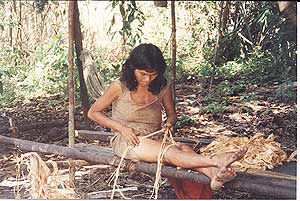 Una mujer piraha trenza una cuerda. (Foto. Daniel Everett)