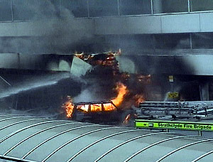 El coche en llamas que se estrelló contra el aeropuerto de Glasgow. (Foto: AP)