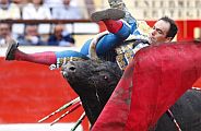 El torero sufrió un revolcón con el cuarto de la tarde. (Foto: EFE)