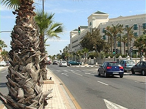 El Hotel Las Arenas, s�mbolo de la transformación de la primera l�nea de playa de la capital.