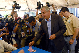 El ex general Otto P�rez Molina en el momento de votar. (Foto: AP)