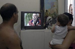 Una familia cubana observa la entrevista. (Foto: EFE)