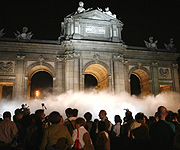 Espectáculo Atmósfera en la Puerta de Alcalá. (EFE)