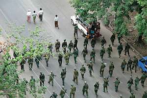 Soldados birmanos marchan por una calle de Rangún. (Foto: AFP)