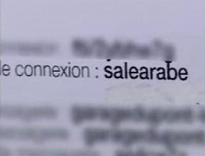 Detalle donde se puede leer 'salearabe'; 'sucioarabe' en español