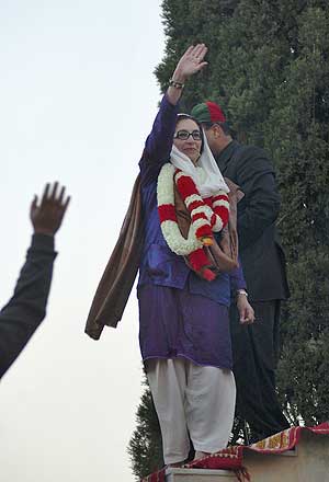 Bhutto saluda a sus simpatizantes tras el mitin, momentos antes de ser tiroteada. (Foto: REUTERS)