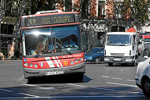 Un autobús de la EMT circula por Madrid. (Foto: Alberto Cuellar) Un autobús de la EMT circula por Madrid. (Foto: Alberto Cuellar)