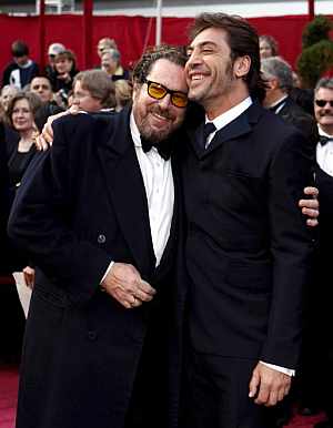 Bardem y su 'mentor' en Hollywood, Julian Schnabel, quien lo dirigió en 'Antes de que anochezca'. (Foto: EFE)