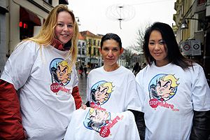 Tres mujeres del 'StopWilders' con camisetas contra su película en Deventer. (Foto: AFP)
