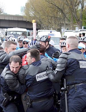 Agentes de la Policía francesa protegen la antorcha olímpica durante su recorrido por París. (Foto: EFE)