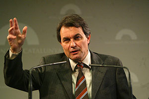 El líder de Convergència i Unió (CiU), Artur Mas, durante una rueda de prensa en Barcelona. (Foto: Quique García) El líder de Convergència i Unió (CiU), Artur Mas, durante una rueda de prensa en Barcelona. (Foto: Quique García)