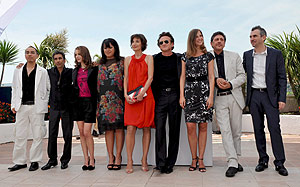 El jurado: de izq. a dcha., Apichatpong Weerasethakul, Rachid Bouchareb, Natalie Portman, Marjane Satrapi, Jeanne Balibar, Sean Penn, Alexandra Mar&iacute;a Lara, Sergio Castellitto y Alfonso Cuar&oacute;n. (Foto: EFE)