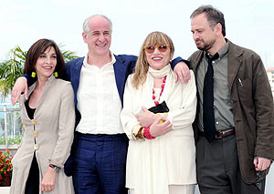 Los italianos Anna Bonaiuto, Toni Servillo, Piera Degli Esposti y Massimo Popolizio posan durante un pase gr&aacute;fico de la pel&iacute;cula 'Il Divo'. (Foto: EFE)