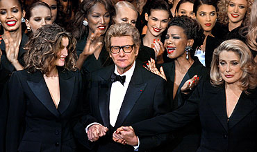 Con Catherine Deneuve y Laetitia Casta en su adiós. (AFP)