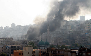 Una nube de humo negro surge del barrio Bab el Tebaneh, en Trípoli. (Foto: EFE).