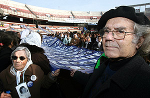 El Premio Nobel de la Paz Adolfo Pérez Esquivel acompaña a las Madres de Plaza de Mayo en la marcha desde la ESMA. (Foto: EFE)
