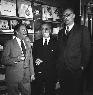 Tennesse Williams (i) junto a los escritores Elia Kazan y Arthur Miller (d) en una librer&iacute;a. (Foto: AP)