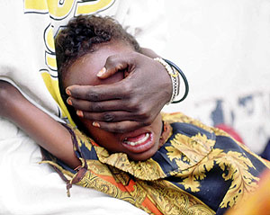 Una mujer sujeta la cabeza de una niña de seis años en el momento de sufrir esta práctica. (Foto: AP)