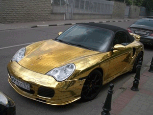 Vista de un Porsche de oro aparcado en una calle de Moscú. (Foto: 'Komsomolskaya Pravda').