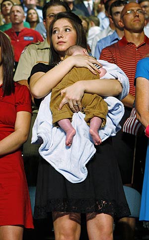 Bristol Palin, la hija de Sarah Palin, con su hermano Trig en la presentaci�n de su madre en Dayton. (Foto: REUTERS)