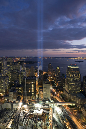 Iluminaci&oacute;n anoche en el World Trace Center de Nueva York con motivo del aniversario del 11-S. (Foto: AFP).