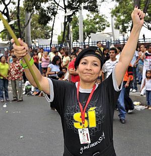 Una partidaria del proyecto constitucional, celebra la victoria. (Foto: AFP)