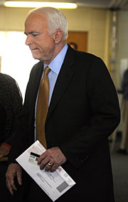 Mccain, en su colegio electoral. (Foto: AFP)