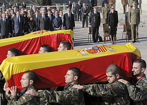 Los compañeros de los fallecidos trasladan los féretros con mucha emoción. 