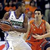 Bullock, ante dos defensores. (EFE)