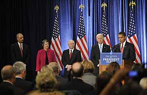 De izquierda a derecha: Eric Holder, Janet Napolitano, Robert Gates, Joe Biden y Barack Obama. (Foto: AFP)