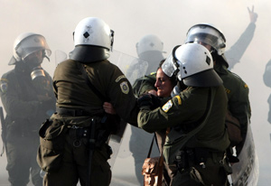 Un mujer arrestada por agentes de policía en el centro de Atenas. (Foto: Petros Karadjias | AP)