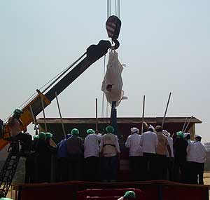 Preparando el plato de arroz m�s grande del mundo en Delhi. (Foto: E. G. de Lucas)