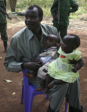 El líder rebelde, Joseph Kony, sosteniendo a sus dos hijos. (Foto: REUTERS)