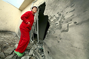 Una mujer israelí observa los desperfectos causados en su casa de Sderot por un proyectil palestino. (Foto: EFE)