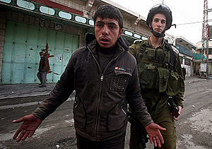 Un soldado israelí arresta a un joven palestino por, presuntamente, arrojar piedras en Hebrón. (Foto: EFE)