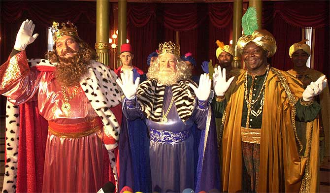 Los Reyes Magos de Oriente, Melchor, Gaspar y Baltasar junto con sus pajes. (Foto: EL MUNDO)