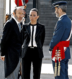 Carme Chac�n, junto a Alfredo P�rez Rubalcaba (izq) y Jos� Julio Rodr�guez (drcha), el d�a de la celebraci�n de la Pascua Militar. (Foto: EFE)