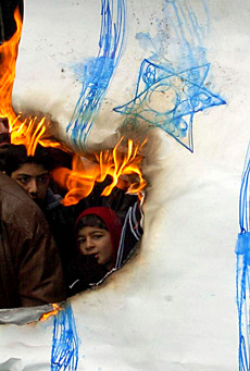 Siria, manifestantes queman una bandera de Israel