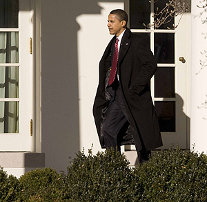 Obama camina hacia el despacho oval de la Casa Blanca. | Reuters