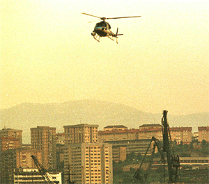 Un helicóptero sobrevolando una ciudad. (Foto: Íñigo Ibáñez)