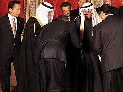 Obama haciendo la polémica reverencia al rey saudí.