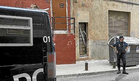 La Policía vigila la casa de Santa Coloma de Gramanet. | Santi Cogolludo