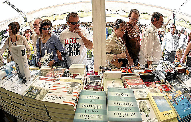 Un expositor repleto de libros. (Foto: Alberto Di Lolli)