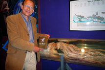 Bernhard Kegel posa junto a un calamar gigante conservado en Luarca. / G. C. D.