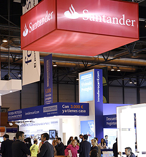 'Stand' del Banco Santander en el Salón Inmobiliario de Madrid 2009 | Sergio Enríquez